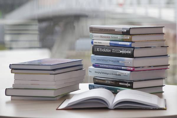 专著出版中副主编的排名有几个位置？